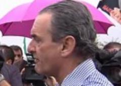 Mario Conde discute con jornaleros del SAT que iban a ocupar su finca